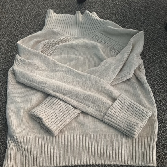 Abercrombie v-neck sweater. Tan. Size M. - Picture 3 of 3